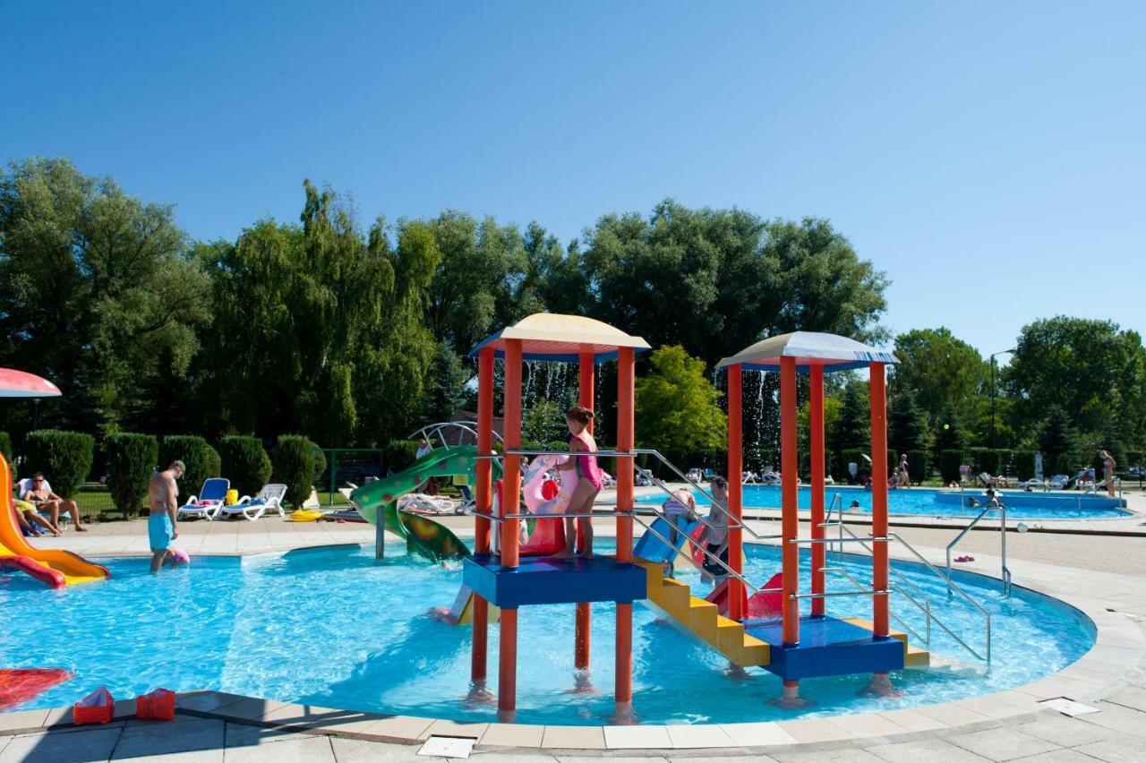 Zem-Tourist Hotel Pustkowo Kültér fotó